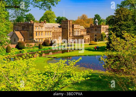 Il fronte sud di Forde Abbey si affaccia verso la Sirenetta e Long Ponds, Dorset, Inghilterra, Regno Unito Foto Stock
