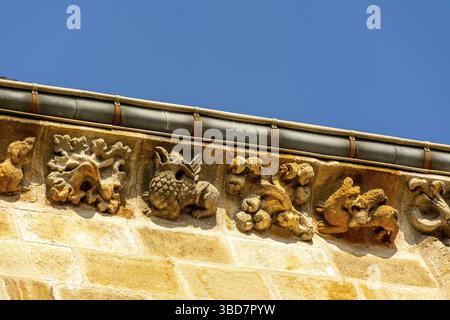 VIC le Comte, sculture della chiesa di Saint-Pierre, dipartimento del Puy de Dome, Alvernia Rodano, Francia Foto Stock
