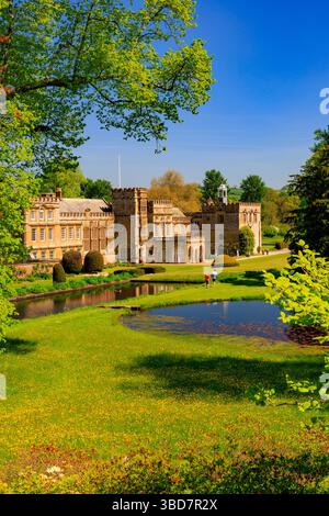 Il fronte sud di Forde Abbey si affaccia verso la Sirenetta e Long Ponds, Dorset, Inghilterra, UKForde Abbey, Dorset, Inghilterra, Regno Unito Foto Stock