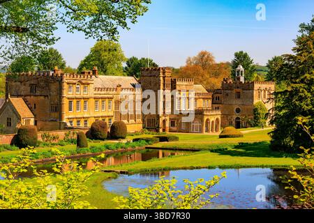 Il fronte sud di Forde Abbey si affaccia verso la Sirenetta e Long Ponds, Dorset, Inghilterra, Regno Unito Foto Stock