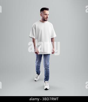 Modello T-shirt bianca oversize su uomo barbuto in jeans blu, a tutta lunghezza, vista frontale, per un design accattivante. Fotografia dei prodotti. Mockup di moda Foto Stock