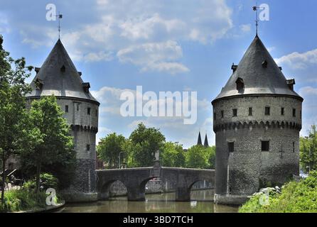 Le torri Broel e il ponte sul fiume Lys a Kortrijk, le ultime vestigia rimaste delle fortificazioni della città vecchia. Questi sono gli Speyetoren A. Foto Stock