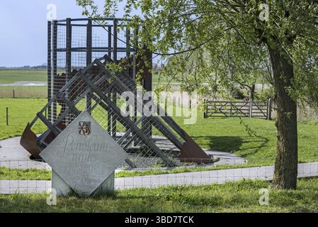 Monumento Albertina di fronte alla ricostruzione dei serbatoi di benzina vicino a Dodengang, Boyau de la Mort, trincea della morte, trincee della prima guerra mondiale Foto Stock
