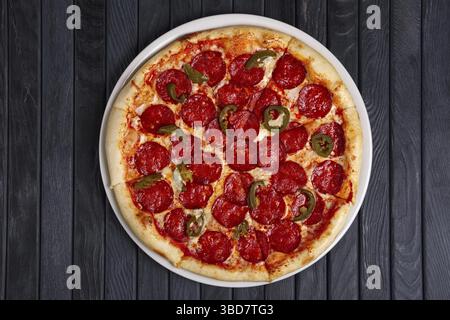 Pizza salsiccia per pizza con peperoncino jalapeno pepe Foto Stock