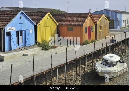 Colorate cabine di allevatori di ostriche nel porto di le Chateau-d'Oleron sull'isola di Ile d'Oleron, Charente-Maritime, Francia Foto Stock