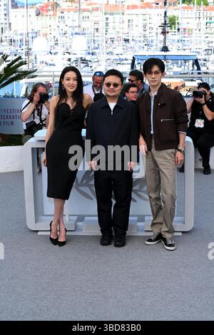 Cannes, Francia. 23 maggio 2025. Cannes, 13-24 maggio, 2025 78° Festival di Cannes. Film fotografico: “Resurrection” nella foto: BI Gan, Jackson Lee, Shu Qi Credit: Independent Photo Agency/Alamy Live News Foto Stock