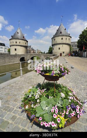 Le torri Broel e il ponte sul fiume Lys a Kortrijk, le ultime vestigia rimaste delle fortificazioni della città vecchia. Questi sono gli Speyetoren A. Foto Stock