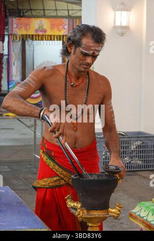 Singapore, il quartiere Little India è il luogo principale per le celebrazioni pubbliche di importanti festival indù/indiani come Deepavali e Pongal. Nella foto: Il tempio di Sri Mariamman è il più antico tempio indù di Singapore. Si tratta di un tempio agamico, costruito in stile dravidiano. Situato al numero 244 di South Bridge Road - funzionario religioso foto © Fabio Mazzarella/sintesi Foto Stock