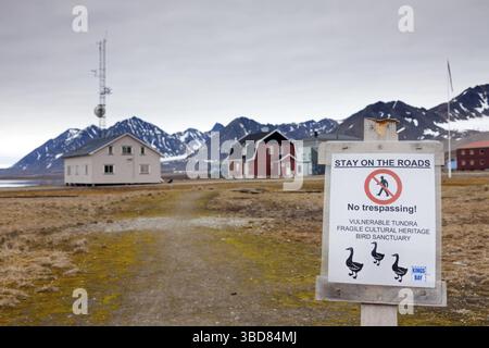 Cartello segnaletico per la riserva ornitologica nei pressi di NY-Alesund, Svalbard, Spitsbergen, Norvegia Foto Stock