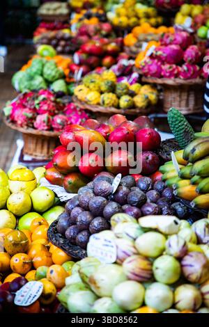 frutta esotica e un'atmosfera vivace in un vivace mercato di frutta tropicale Foto Stock
