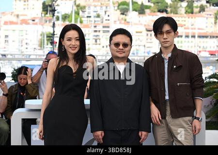 (Da sinistra a destra) Shu Qi, Gan Bi e Jackson Yee durante il photocall per il film Resurrection al 78° Festival di Cannes, in Francia. Data foto: Venerdì 23 maggio 2025. Foto Stock