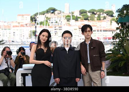 (Da sinistra a destra) Shu Qi, Gan Bi e Jackson Yee durante il photocall per il film Resurrection al 78° Festival di Cannes, in Francia. Data foto: Venerdì 23 maggio 2025. Foto Stock