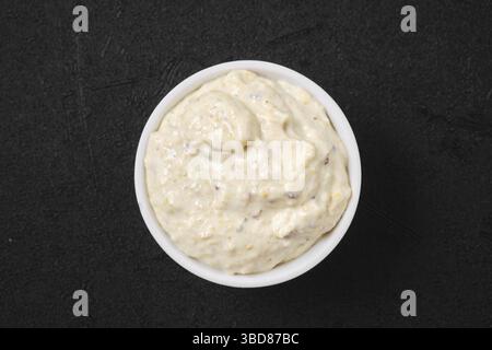 Vista dall'alto di una piccola ciotola con salsa caesar per insalata Foto Stock