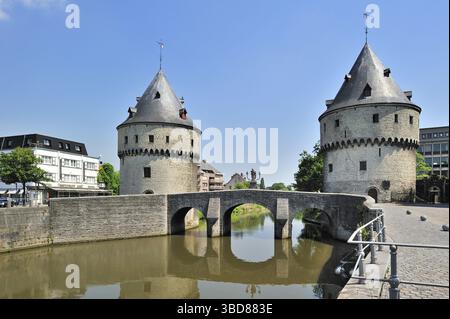 Le torri Broel e il ponte sul fiume Lys a Kortrijk, le ultime vestigia rimaste delle fortificazioni della città vecchia. Questi sono gli Speyetoren A. Foto Stock