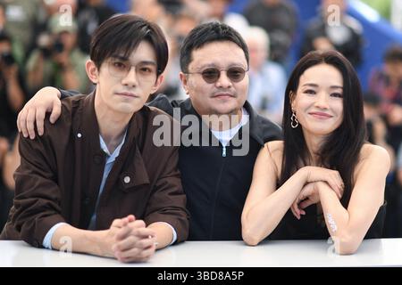 Cannes, Francia. 23 maggio 2025. Jackson Yee, Gan Bi e Shu Qi hanno partecipato al Photocall della Resurrezione a Cannes, Francia, il 23 maggio 2025 come parte del 78° Festival di Cannes. Foto di Aurore Marechal/ABACAPRESS.COM credito: Abaca Press/Alamy Live News Foto Stock