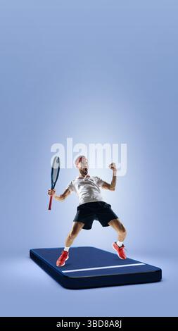 Copertura online dei tornei di tennis. Collage composito. Tennista emozionale che festeggia su una superficie virtuale in 3d con il blu Foto Stock