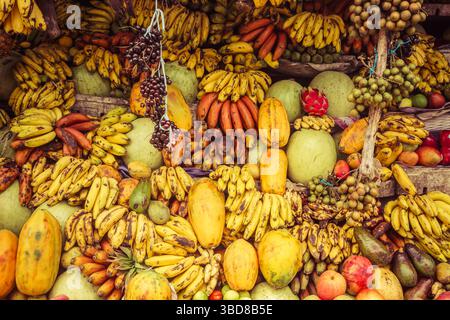 assortimento di frutta tropicale in vendita Foto Stock
