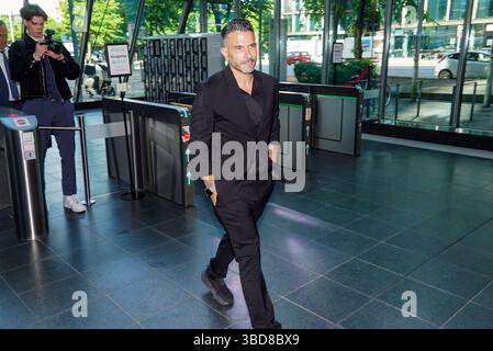 Marc Eric Terenzi der US-amerikanischer Popsaenger im Gerichtssaal bei seinem Prozessstart , Anklage wegen Koerperverletzung im Haus der Gerichte am 23.05.2025 in Amburgo - St. Georg Der Saenger T. wendet sich gegen einen Strafbefehl über 75 Tagessätze wegen vorsaetzlicher Koerperverletzung 22.08.2023 über Fußboden Die Geschädigte erlitt Schürfwunden am Knie Ellenbogen sowie einen abgerissenen Fingernagel Hamburg Deutschla Foto Stock