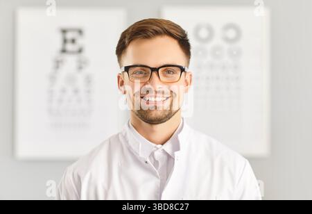 Primo piano ritratto di giovane medico ottico che lavora in clinica medica e guardare allegro a macchina fotografica Foto Stock