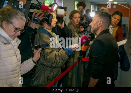 Marc Eric Terenzi der US-amerikanischer Popsaenger im Gerichtssaal bei seinem Prozessstart , Anklage wegen Koerperverletzung im Haus der Gerichte am 23.05.2025 in Amburgo - St. Georg Der Saenger T. wendet sich gegen einen Strafbefehl über 75 Tagessätze wegen vorsaetzlicher Koerperverletzung 22.08.2023 über Fußboden Die Geschädigte erlitt Schürfwunden am Knie Ellenbogen sowie einen abgerissenen Fingernagel Hamburg Deutschla Foto Stock