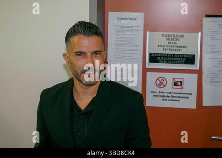 Marc Eric Terenzi der US-amerikanischer Popsaenger im Gerichtssaal bei seinem Prozessstart , Anklage wegen Koerperverletzung im Haus der Gerichte am 23.05.2025 in Amburgo - St. Georg Der Saenger T. wendet sich gegen einen Strafbefehl über 75 Tagessätze wegen vorsaetzlicher Koerperverletzung 22.08.2023 über Fußboden Die Geschädigte erlitt Schürfwunden am Knie Ellenbogen sowie einen abgerissenen Fingernagel Hamburg Deutschla Foto Stock