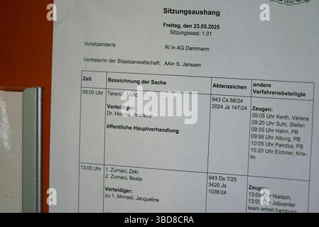Marc Eric Terenzi der US-amerikanischer Popsaenger im Gerichtssaal bei seinem Prozessstart , Anklage wegen Koerperverletzung im Haus der Gerichte am 23.05.2025 in Amburgo - St. Georg Der Saenger T. wendet sich gegen einen Strafbefehl über 75 Tagessätze wegen vorsaetzlicher Koerperverletzung 22.08.2023 über Fußboden Die Geschädigte erlitt Schürfwunden am Knie Ellenbogen sowie einen abgerissenen Fingernagel Hamburg Deutschla Foto Stock