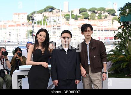Cannes, Francia. 23 maggio 2025. Shu Qi, Bi Gan e Jackson Yee partecipano alla chiamata fotografica della Resurrezione, parte del 78° Festival di Cannes, Palais des Festival. Crediti: Doug Peters/EMPICS/Alamy Live News Foto Stock