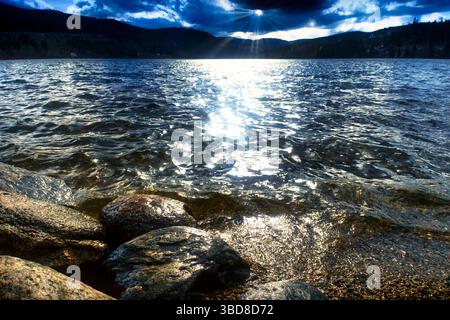 Titisee nella retroilluminazione Foto Stock