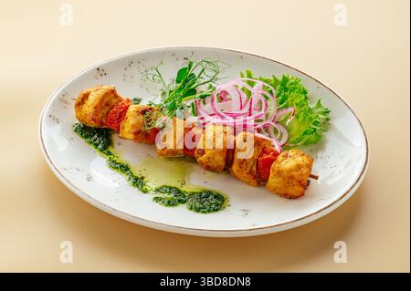 shashlik con verdure con erbe e cipolle Foto Stock