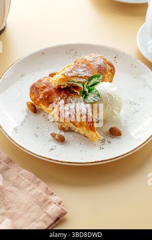 dessert con gelati e pasticceria con mandorle e menta Foto Stock