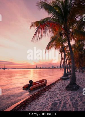 Tramonto sulla spiaggia tropicale Foto Stock
