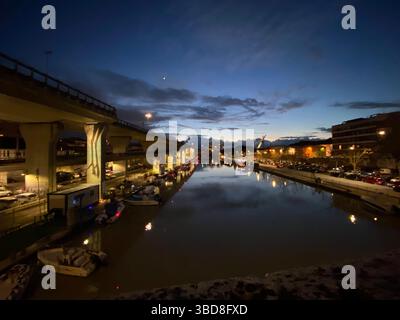 Il paesaggio urbano di Pescara si riflette sul fiume al crepuscolo con il ponte Risorgimento sullo sfondo, Abruzzo, Italia Foto Stock