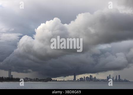 Nuvole spettacolari che si formano sopra la città della Gold Coast promettenti piogge intense Foto Stock