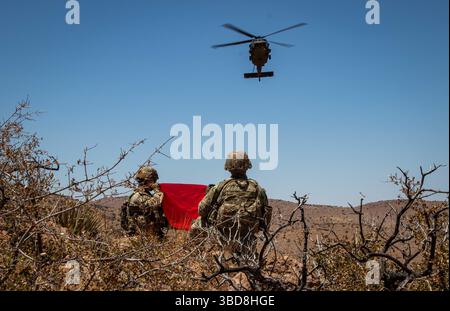Un elicottero UH-60 Black Hawk dell'esercito statunitense assegnato alla 1st Combat Aviation Brigade, 1st Infantry Division, si sposta per consegnare i cartelli della New Mexico National Defense area (NMNDA) in un sito marcato presidiato da soldati statunitensi con la 76th Engineer Company, assegnato alla Joint Task Force-Southern Border, vicino ad Antelope Wells, New Mexico, 20 maggio 2025. I materiali sono stati forniti dalla consegna aerea a causa del terreno austero che limitava le manovre a terra. Sotto la direzione dello U.S. Northern Command, la Joint Task Force–Southern Border allinea gli sforzi per sigillare il confine meridionale e respingere le attività illegali ed è responsabile Foto Stock