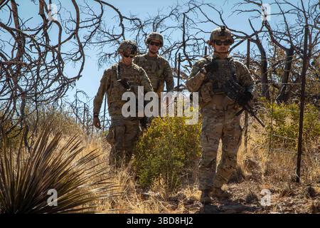 I soldati statunitensi con la 76th Engineer Company, assegnati alla Joint Task Force-Southern Border, navigano sul terreno all'interno della New Mexico National Defense area (NMNDA) vicino ad Antelope, New Mexico, 20 maggio 2025. Questa missione garantisce confini chiaramente marcati in tutta la NMNDA, anche su terreni montuosi. Sotto la direzione del Northern Command degli Stati Uniti, la Joint Task Force–Southern Border allinea gli sforzi per sigillare il confine meridionale e respingere le attività illegali ed è responsabile di operazioni su larga scala, agili e di tutti i domini, che consentiranno operazioni DoD più efficaci ed efficienti. (USA A Foto Stock