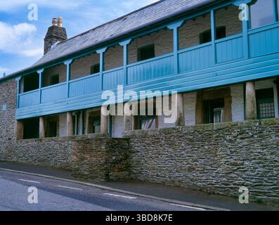 Il fronte nordoccidentale di Tregony Almshouses, Cornovaglia, Inghilterra, Regno Unito, costruito nel 1696 da Hugh Boscawen e restaurato nel 1895 su progetto di Silvanus Trevail. Foto Stock