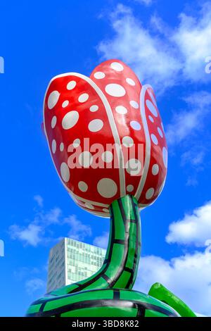 La divertente scultura Les Tulipes de Shangri-la di Yayoi Kusama nello spazio pubblico fuori dalla stazione Lille Europe e dal centro commerciale Euralille, Lille, Francia. Foto Stock