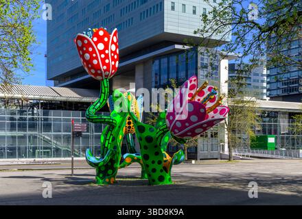 La divertente scultura Les Tulipes de Shangri-la di Yayoi Kusama nello spazio pubblico fuori dalla stazione Lille Europe e dal centro commerciale Euralille, Lille, Francia. Foto Stock