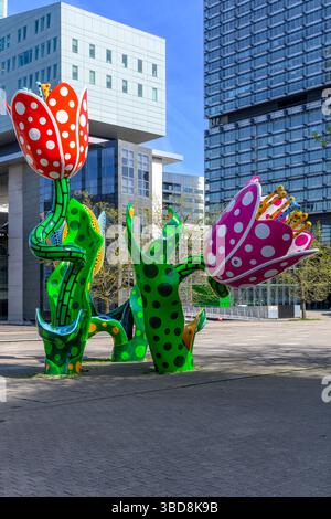 La divertente scultura Les Tulipes de Shangri-la di Yayoi Kusama nello spazio pubblico fuori dalla stazione Lille Europe e dal centro commerciale Euralille, Lille, Francia. Foto Stock