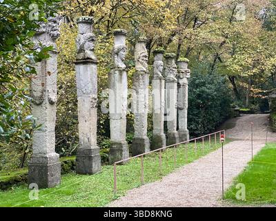 Antiche erbe raffiguranti dei romani nei giardini di Bomarzo, noto anche come il parco dei mostri, situato nella provincia di Viterbo, Lazio, Italia Foto Stock