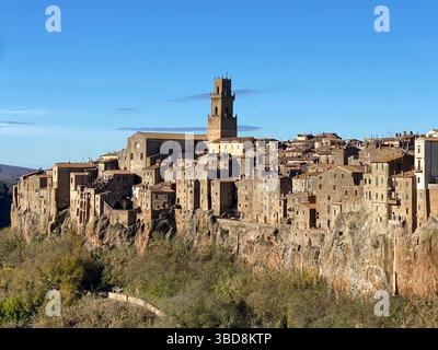 Borgo medievale di Pitigliano, immerso in modo spettacolare sulla scogliera vulcanica di tufo, che rivela lo storico paesaggio toscano vicino a Grosseto, Italia Foto Stock