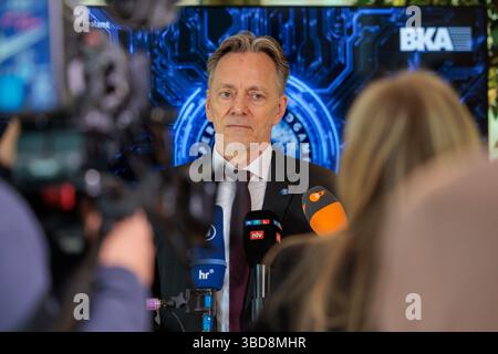 Wiesbaden, Germania. 23 maggio 2025. Il presidente dell'Ufficio federale di polizia criminale, Holger Münch, parla ai giornalisti alla conferenza stampa sullo sciopero contro la criminalità informatica globale nell'ambito dell'operazione Endgame. Crediti: Jörg Halisch/dpa/Alamy Live News Foto Stock