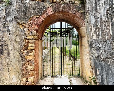 Le mura e le porte in pietra del castello di Tomar, in Portogallo, si aprono su dintorni lussureggianti. Foto Stock
