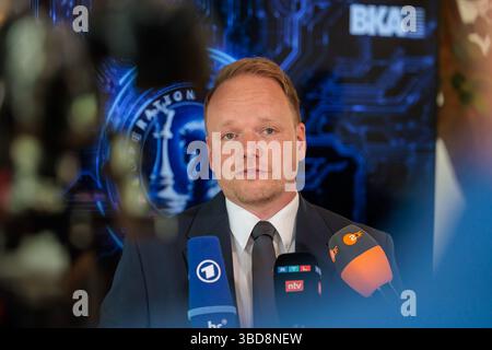 Wiesbaden, Germania. 23 maggio 2025. Benjamin Krause, capo dell'Ufficio centrale per la lotta contro la criminalità informatica (ZIT) della Procura generale di Francoforte sul meno, parla ai giornalisti in una conferenza stampa sullo sciopero contro la criminalità informatica globale nell'operazione Endgame. Crediti: Jörg Halisch/dpa/Alamy Live News Foto Stock