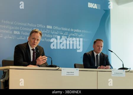 Wiesbaden, Germania. 23 maggio 2025. Il presidente dell'Ufficio federale di polizia criminale, Holger Münch (l), e Benjamin Krause, capo dell'Ufficio centrale per la lotta contro la criminalità informatica (ZIT) della Procura generale di Francoforte sul meno, forniscono informazioni in occasione di una conferenza stampa sullo sciopero contro la criminalità informatica globale nell'operazione Endgame. Crediti: Jörg Halisch/dpa/Alamy Live News Foto Stock
