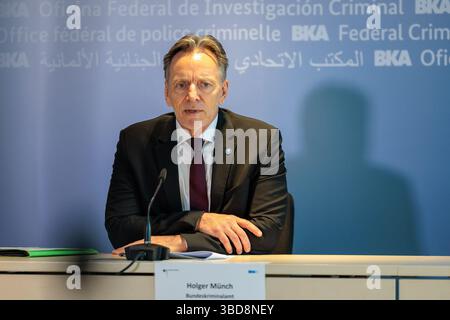 Wiesbaden, Germania. 23 maggio 2025. Il presidente dell'Ufficio federale di polizia criminale, Holger Münch, interviene in una conferenza stampa sullo sciopero contro la criminalità informatica globale nell'ambito dell'operazione Endgame. Crediti: Jörg Halisch/dpa/Alamy Live News Foto Stock