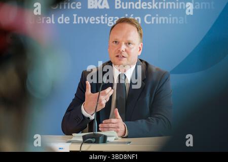 Wiesbaden, Germania. 23 maggio 2025. Benjamin Krause, capo dell'Ufficio centrale per la lotta contro la criminalità informatica (ZIT) della Procura generale di Francoforte sul meno, interviene in una conferenza stampa sullo sciopero contro la criminalità informatica globale nell'ambito dell'operazione Endgame. Crediti: Jörg Halisch/dpa/Alamy Live News Foto Stock