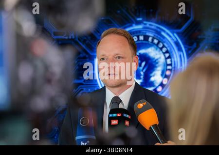 Wiesbaden, Germania. 23 maggio 2025. Benjamin Krause, capo dell'Ufficio centrale per la lotta contro la criminalità informatica (ZIT) della Procura generale di Francoforte sul meno, parla ai giornalisti in una conferenza stampa sullo sciopero contro la criminalità informatica globale nell'operazione Endgame. Crediti: Jörg Halisch/dpa/Alamy Live News Foto Stock