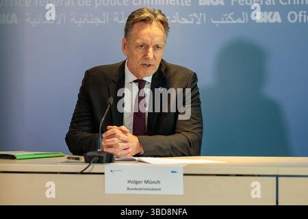 Wiesbaden, Germania. 23 maggio 2025. Il presidente dell'Ufficio federale di polizia criminale, Holger Münch, interviene in una conferenza stampa sullo sciopero contro la criminalità informatica globale nell'ambito dell'operazione Endgame. Crediti: Jörg Halisch/dpa/Alamy Live News Foto Stock