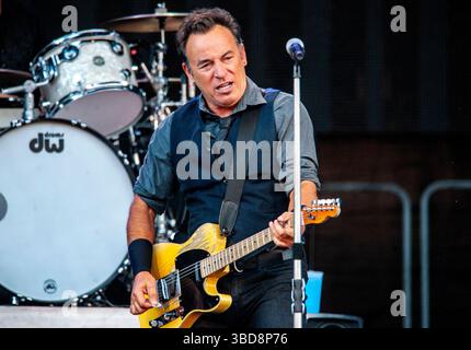 Bruce Springsteen si esibisce con la e Street Band a Hampden Park il 1 giugno 2016 a Glasgow, Scozia Foto Stock